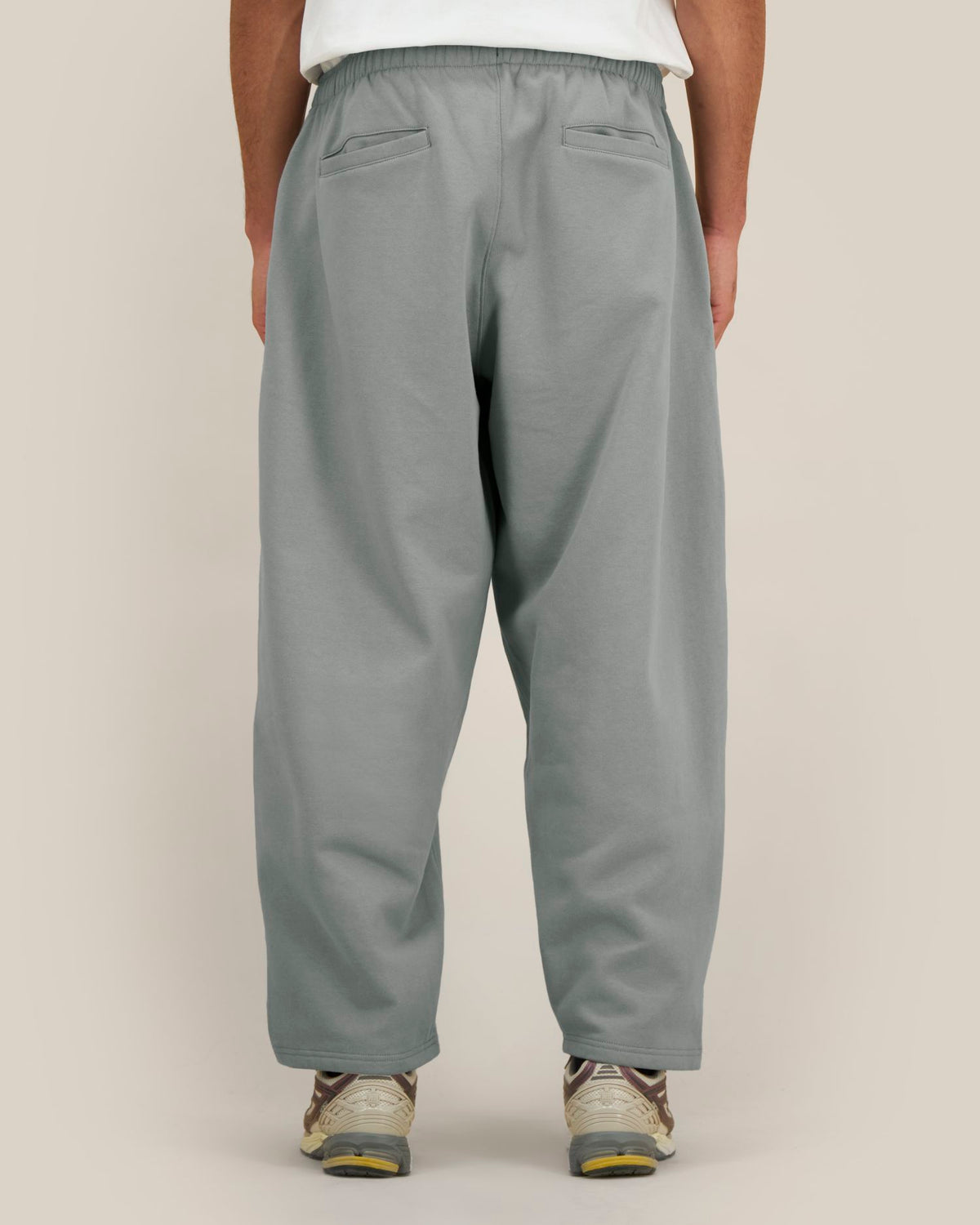 Stanley/Stella Barreler – Misty Grey (C138), mallikuva takaa