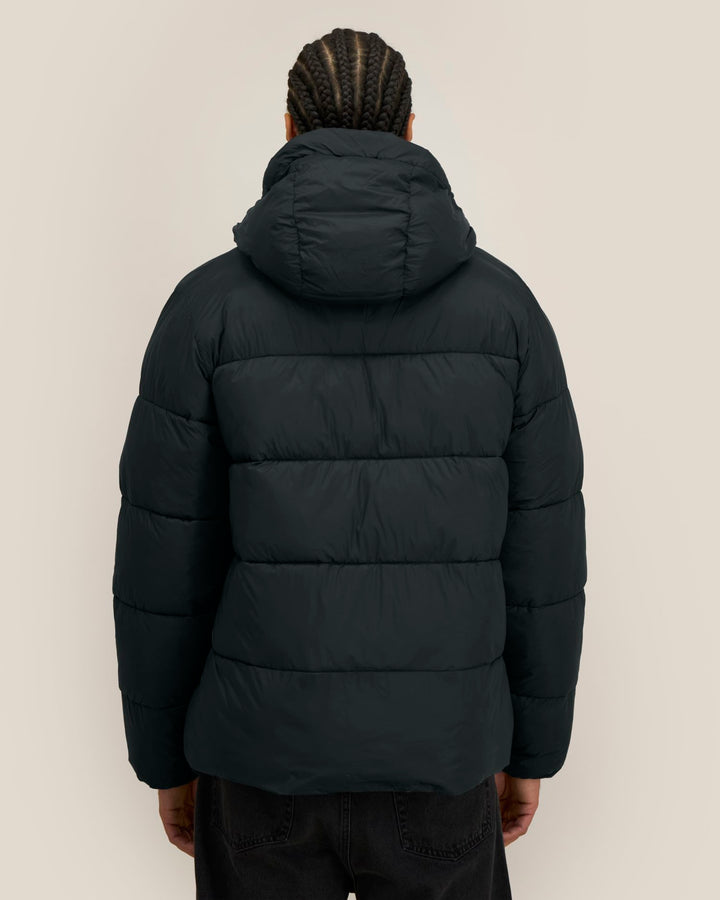 Stanley/Stella Puffer 2.0 – Black (C002), mallikuva takaa