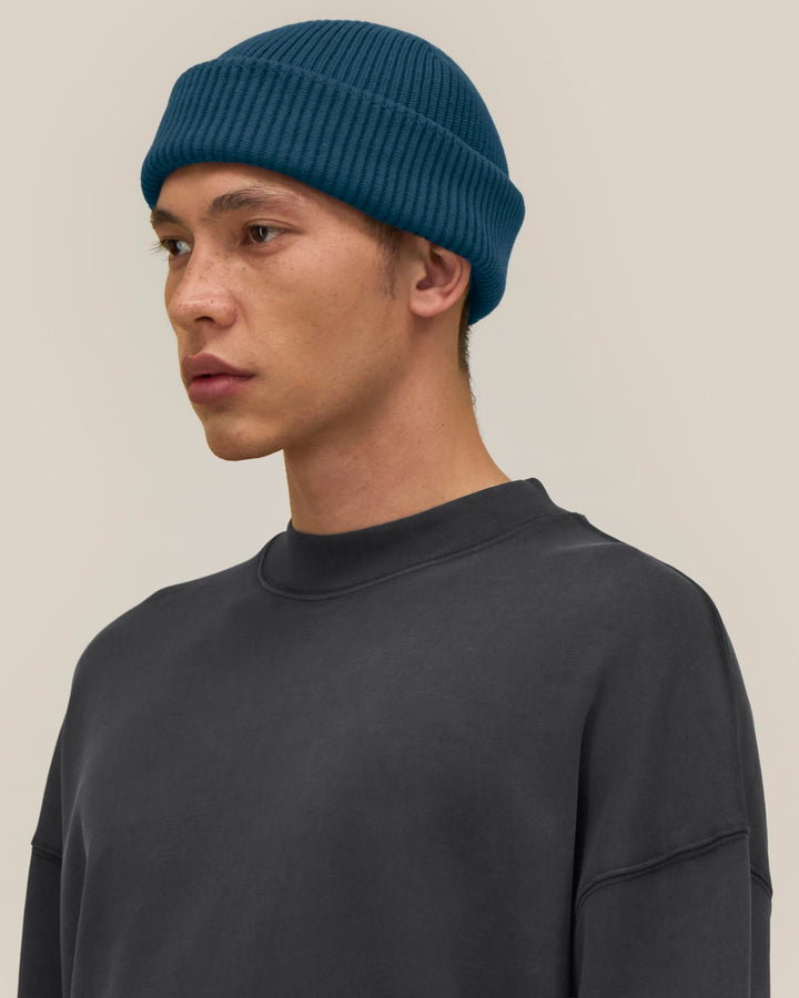 Stanley/Stella Fisherman Beanie 2.0 – Deep Teal (C136), mallikuva edestä