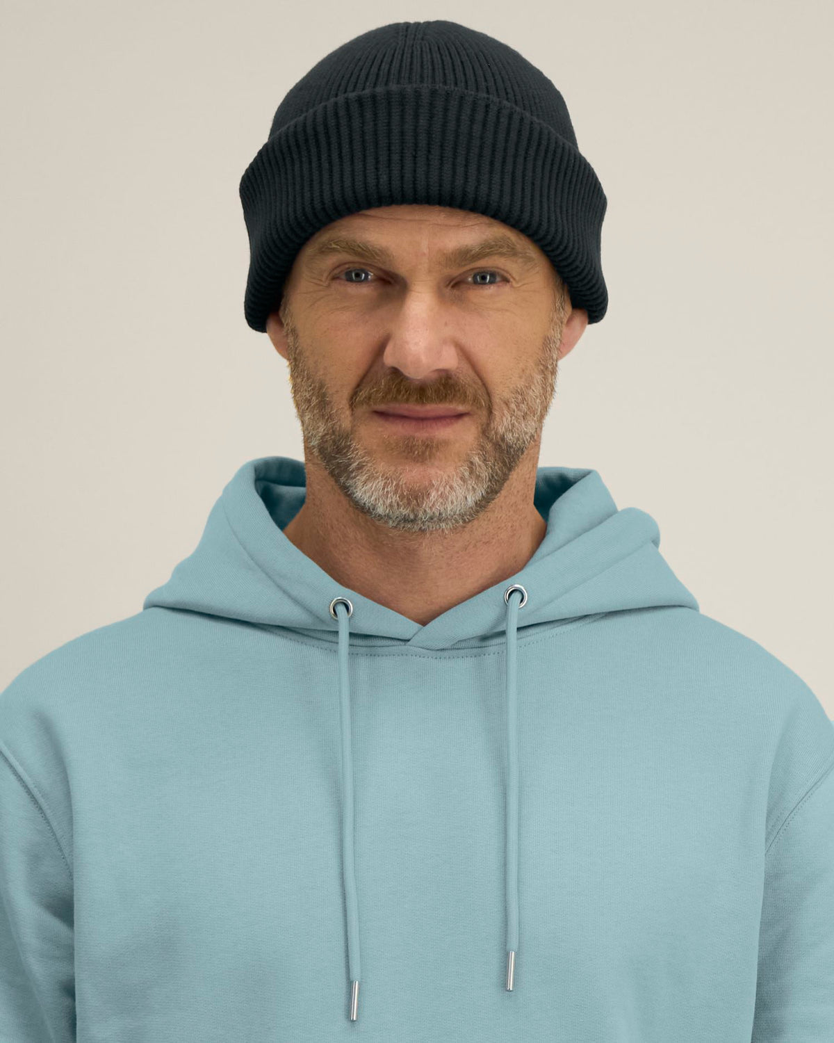 Stanley/Stella Fisherman Beanie 2.0 – Black (C002), mallikuva edestä