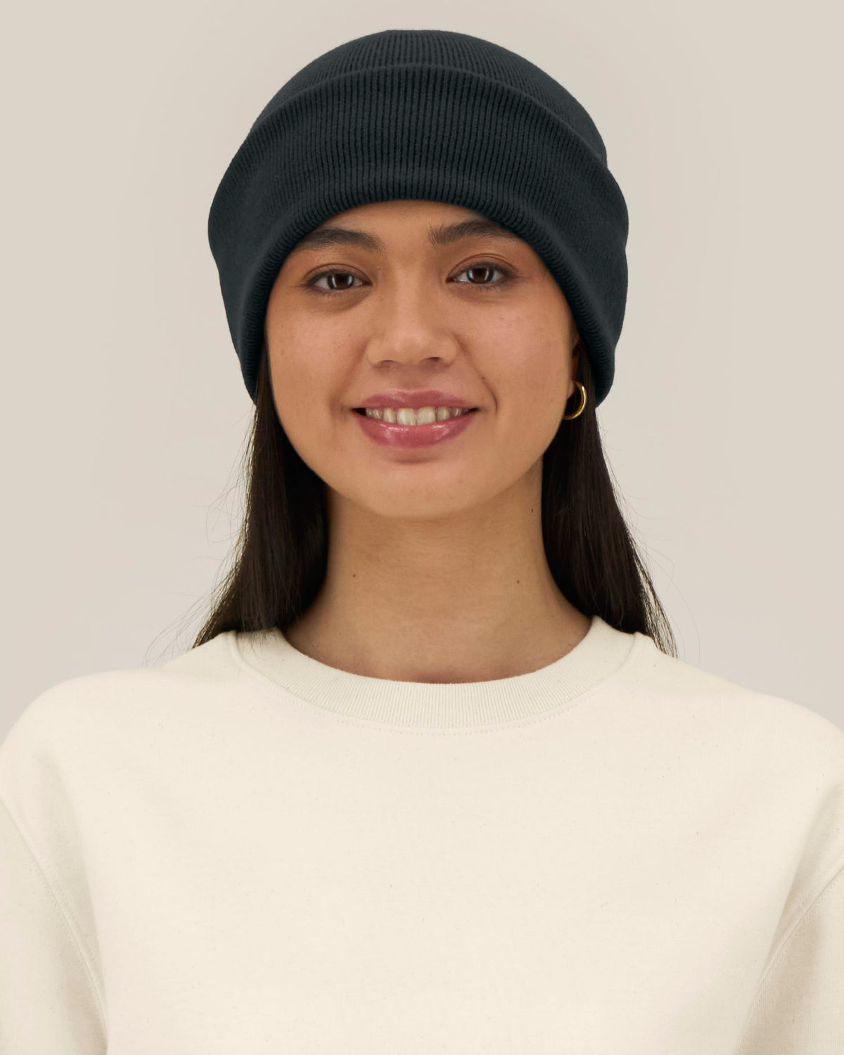 Stanley/Stella Rib Beanie 2.0 – Black (C002), mallikuva edestä