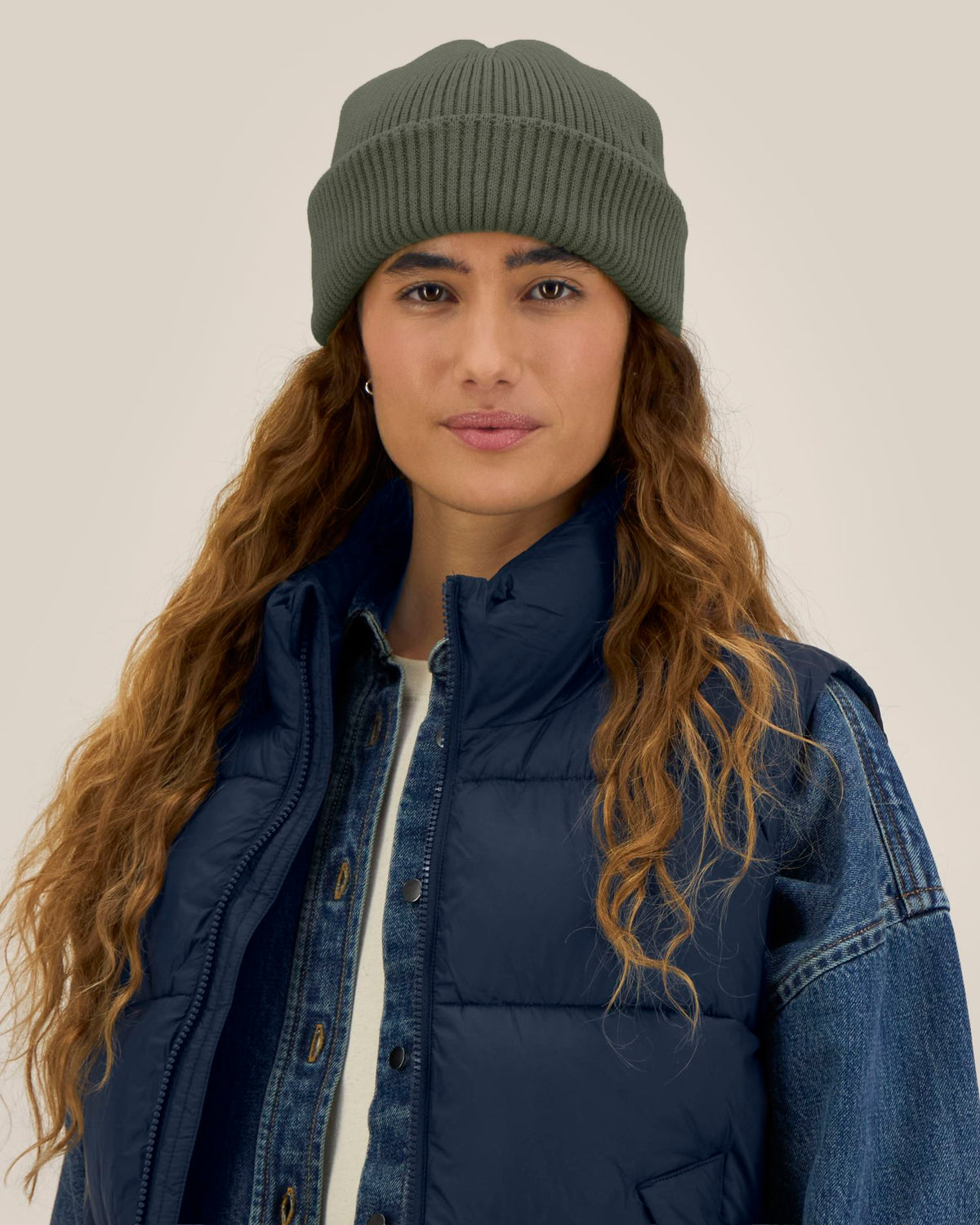 Stanley/Stella Fisherman Beanie 2.0 – Khaki (C223), mallikuva edestä