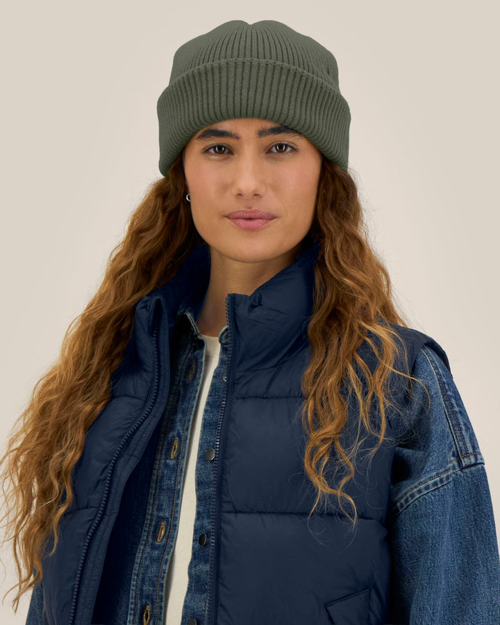 Stanley/Stella Fisherman Beanie 2.0 – Khaki (C223), mallikuva edestä